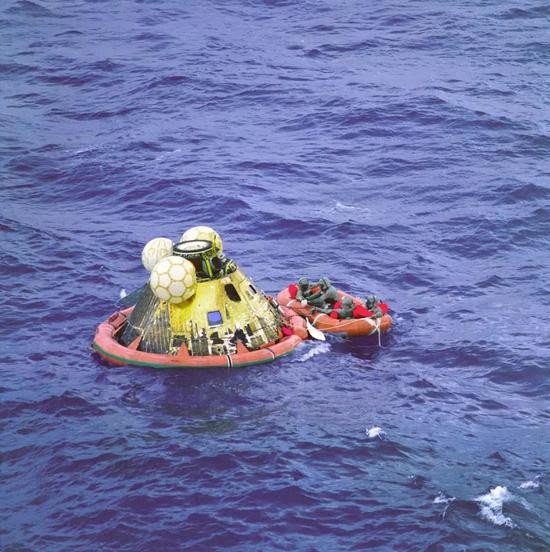 阿波罗11号飞船指令舱降落到海面