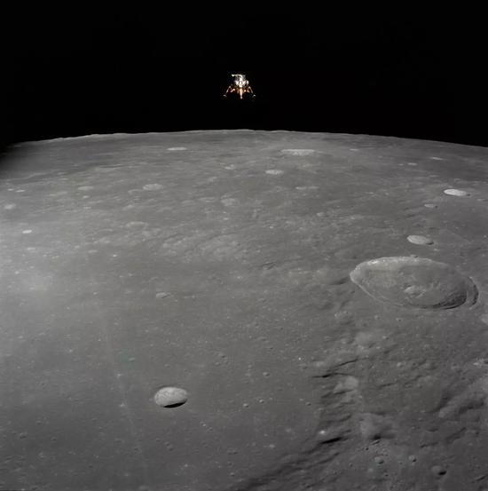 指令舱内的航天员在轨拍摄阿波罗12号登月舱在月面着陆