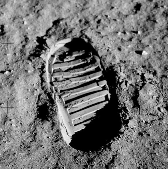 人类在月球上留下的第一个脚印