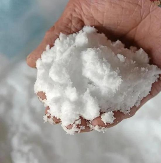 硼砂有广泛的用途，可用作清洁剂、化妆品、杀虫剂，也可用于配置缓冲溶和制取其他硼化合物等