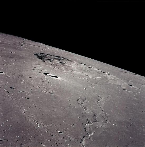 从阿波罗号看吕姆克山  图/Wikipedia