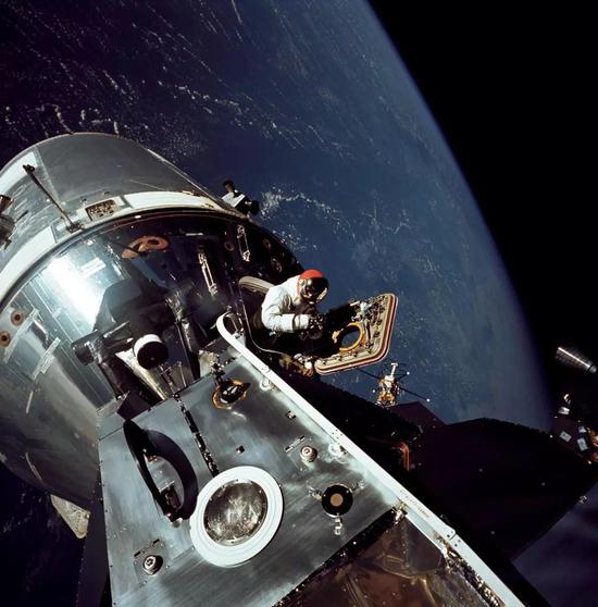 1969年3月6日，阿波罗9号航天员在舱外拍摄指令舱-服务舱与登月舱对接