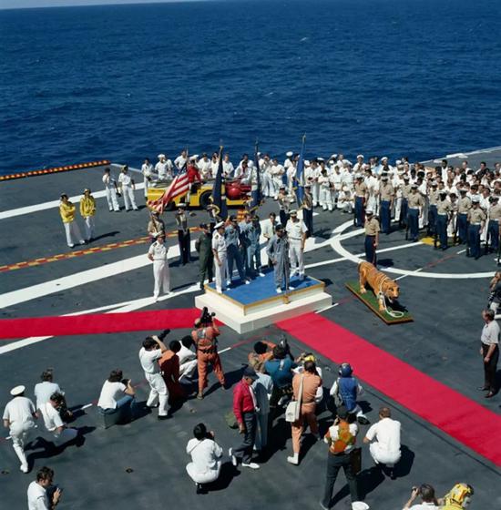 自阿波罗15号开始，返回的航天员不再进入隔离车，在军舰甲板上，举行隆重的欢迎仪式