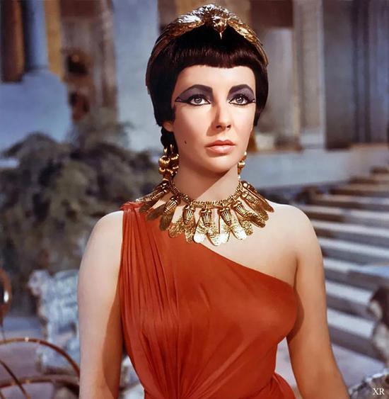 1963年伊丽莎白·泰勒版《埃及艳后》剧照，注意眼睛周边的深蓝色眼影，这是由蓝铜矿粉末制作而成 图/flickr-James Vaughan