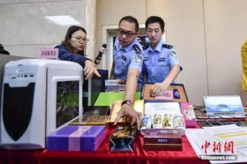 资料图:2017年5月11日,警方向媒体介绍涉案的虚假保健品。 中新社记者 陈骥旻 摄