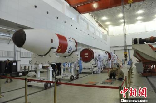 虹云工程首星发射之前，长征十一号运载火箭在厂房进行总装测试。　石立群　摄