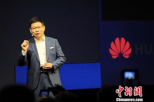 资料图:华为消费者业务CEO余承东在IFA展上发布麒麟990系列芯片。中新社记者 彭大伟 摄