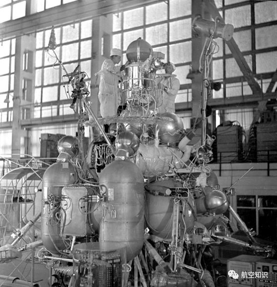 苏联科研人员正在对准备发射的“月球”16 号进行最后的检查，1970 年。两名工作人员检查的部分即为“月球”16 号装载月面样本上升返航的上升段。
