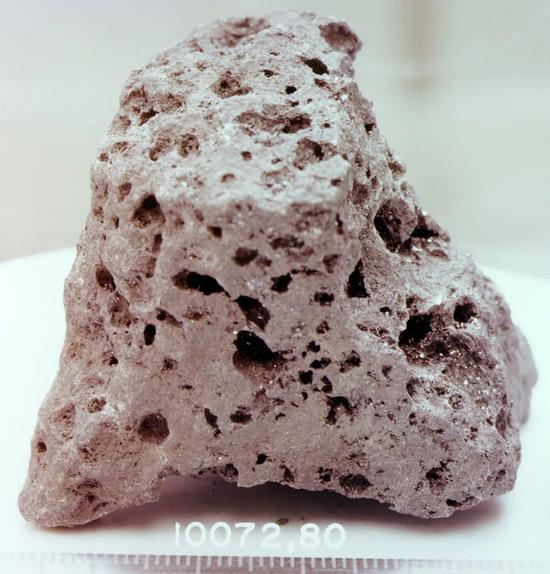 航天员采集的月球岩石样品，质量142克