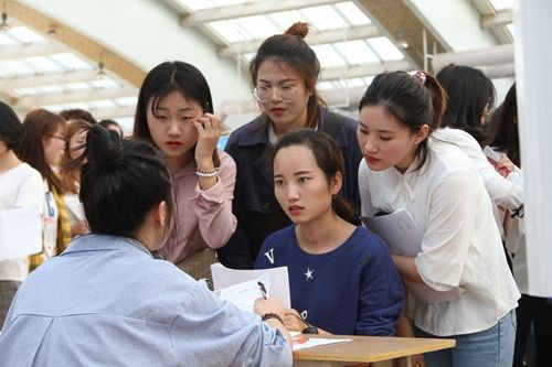大企業(yè)“縮招”引憂慮？標(biāo)準(zhǔn)提高但無須過度解讀