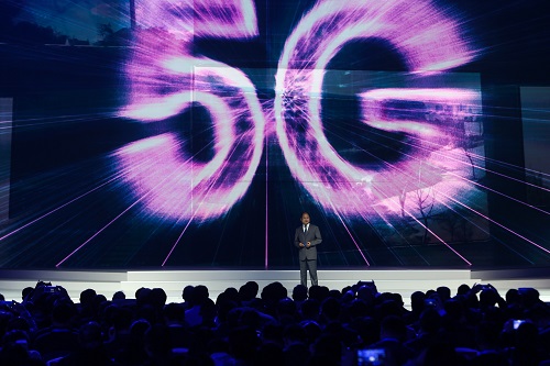 2017年12月3日，华为技术有限公司轮值CEO徐直军介绍华为3GPP 5G科技成果。 新华社记者 郑焕松 摄