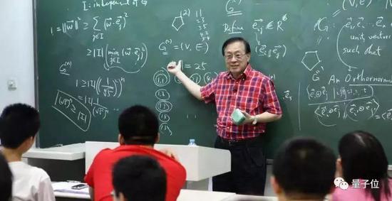 姚期智主编高中AI教材:清华姚班豪华阵容编委