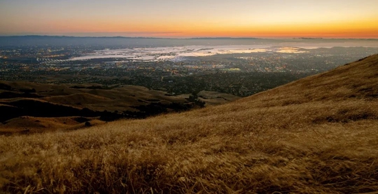 从硅谷最高峰Mission Peak上观看硅谷日落。图/视觉中国
