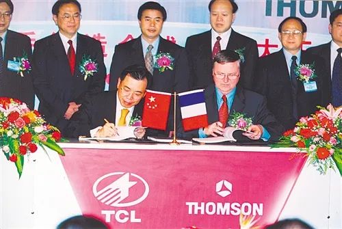 2003年，TCL并购汤姆逊彩电业务。图为签约仪式现场。