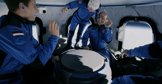 舱内失重体验  来源：蓝色起源推特