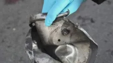 　美国联邦调查局在爆炸场合发现了一个压力锅残骸。| 美国联邦调查局
