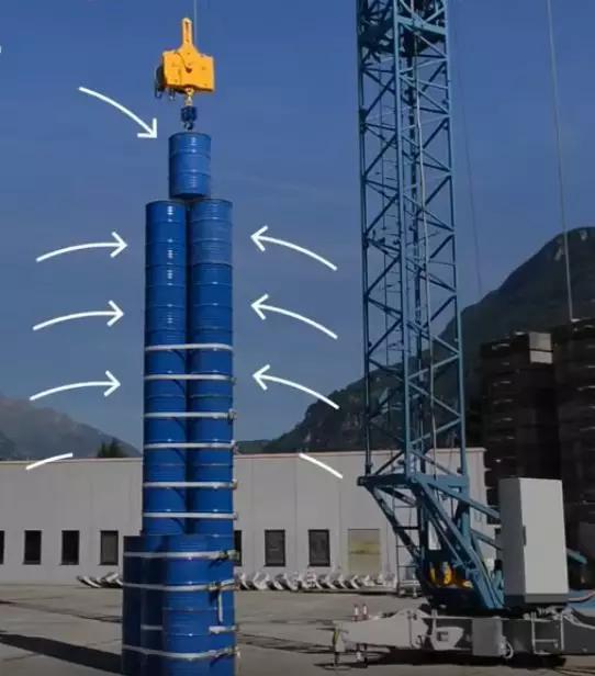 图|Quartz发布的视频，可以看到，为了提高塔的稳定，Energy Vault采用了一些在实际中绝对不能用的办法。（来源：Quartz）