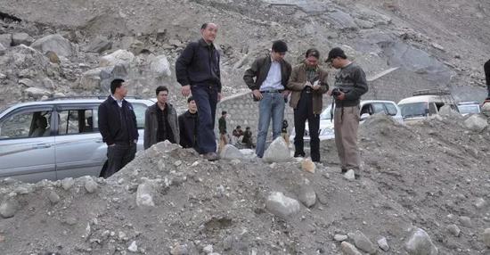 2010年3月31日,崔鹏率成都山地所专家组在巴基斯坦Atabad巨型滑坡堰塞湖开展应急救灾调查(图片来源:作者提供)