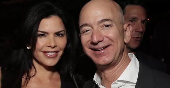 杰夫·贝索斯(Jeff Bezos)与情人劳拉·桑切斯(Lauren Sanchez)