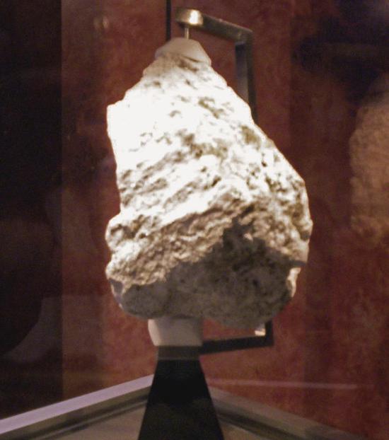 图 | 阿波罗 16 号带回的岩石（来源：维基百科）