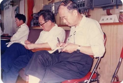  工作中的黄院士（右二）