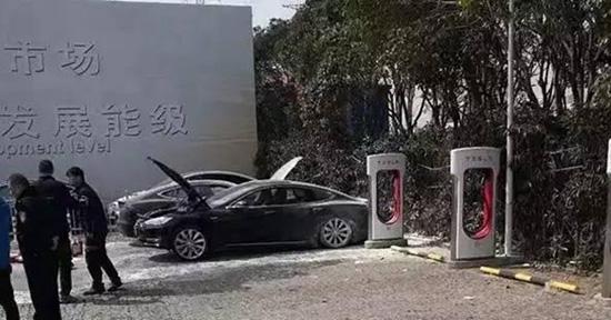 上海金桥特斯拉超级充电站的两台 Model S 发生起火事故