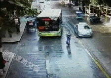 图4 男孩骑电动平衡车突然撞向行驶车辆（图片来自网络）