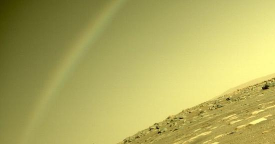 NASA毅力号探测器发回火星上“彩虹”图像