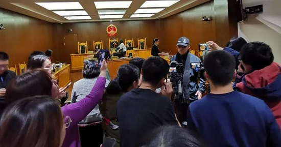 郑渊洁在法院出庭受访者供图