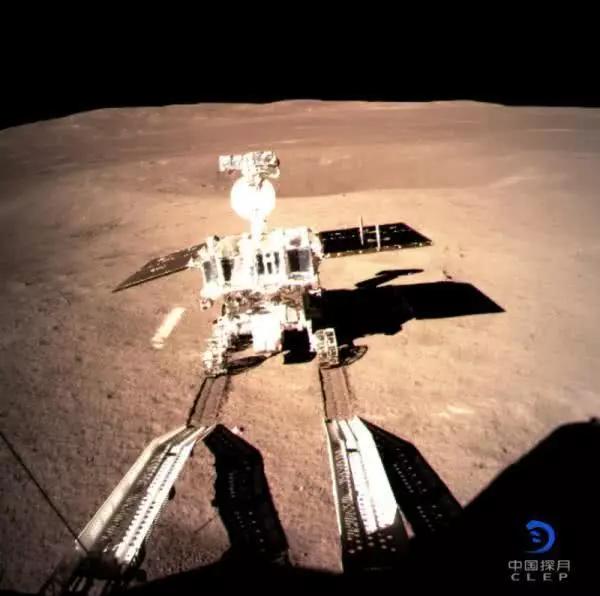 嫦娥四号着陆器监视相机C拍摄的玉兔二号巡视器走上月面影像图