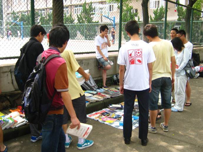 旧书交易:旧书处理实用指南:电商平台真的比二手书店靠谱吗 某大学校园里的毕业卖书场景