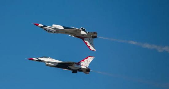 美国空军雷鸟飞行表演队在2012年的北极雷霆航空展上表演倒飞。图片来源：wikicommons