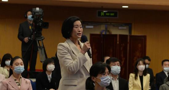 全国政协十三届四次会议的第二场“委员通道”采访活动现场，科技日报记者张佳星提问。周维海 摄影