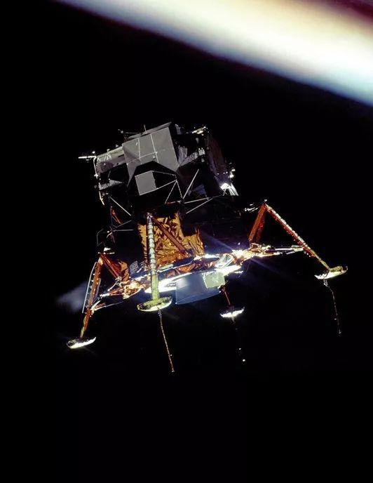 从阿波罗 11 号指挥舱拍摄的登月舱。图片来源：NASA