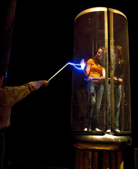 法拉第笼能够屏蔽电磁场 | 图源：Wikipedia