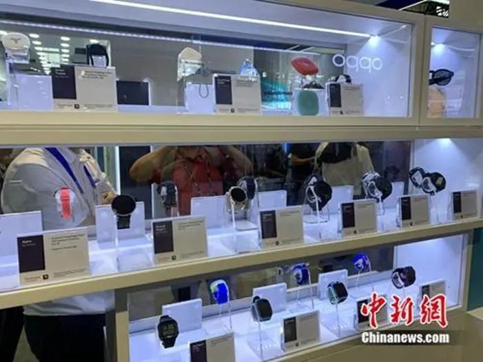 资料图：5G终端产品展示。中新网 吴涛 摄