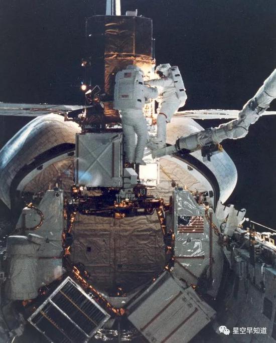 机械臂最终成功抓获卫星来源：NASA