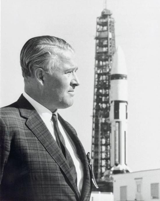 在肯尼迪航天中心，冯•布劳恩站在土星1号B运载火箭前