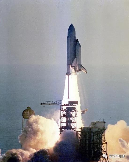 1981年4月12日，哥伦比亚号航天飞机发射升空，开启了人类的航天飞机时代来源：NASA