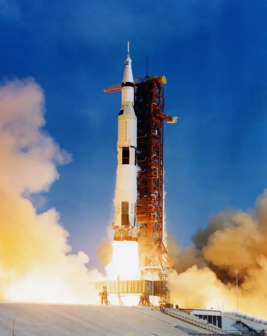 装载着阿波罗11号载人登月飞船的土星5号火箭升空