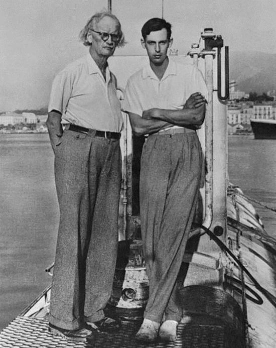 父子二人在“的里雅斯特”号上合影，摄于1953年一次破纪录的下潜之后