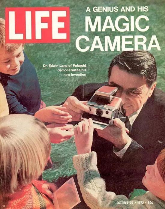 ▲ На обложке журнала «LIFE» основатель Polaroid Эдвин Лэнд показывает детям камеру SX-70.