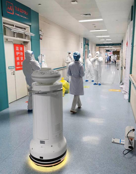 钛米机器人在新冠抗疫一线工作