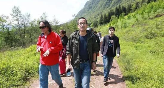 图：《洪哥梦游记》中和嘉宾一起的俞敏洪