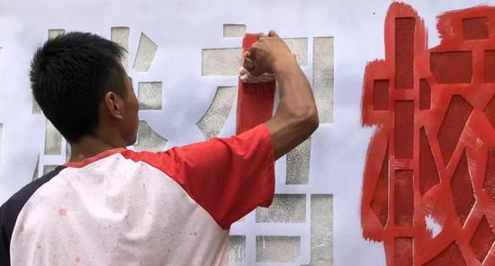 互联网墙人:找墙半小时、墙半小时,一天赚1000元 小小一面广告墙,映出一部中国农村消费简史。