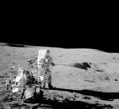 阿波罗14号航天员艾伦·谢泼德在月球上打高尔夫球