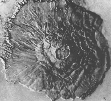 “水手9号”眼中的“奥林匹斯火山”，这是太阳系最高，最大的山峰——一座死火山