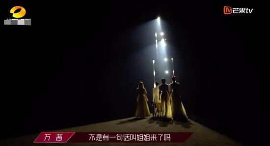 坐着轮椅上舞台，表演时也要站起来的姐姐们。/《乘风破浪的姐姐》