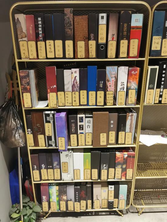 琳琅满目的剧本杀剧本 图片来源:受访者供图