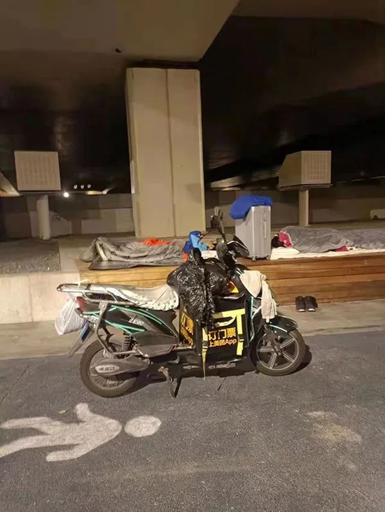 人物|睡在桥洞里的骑手